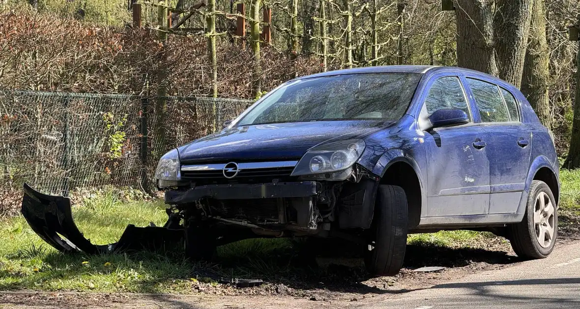 Auto loopt fikse schade op nadat deze op varkensrug rijdt