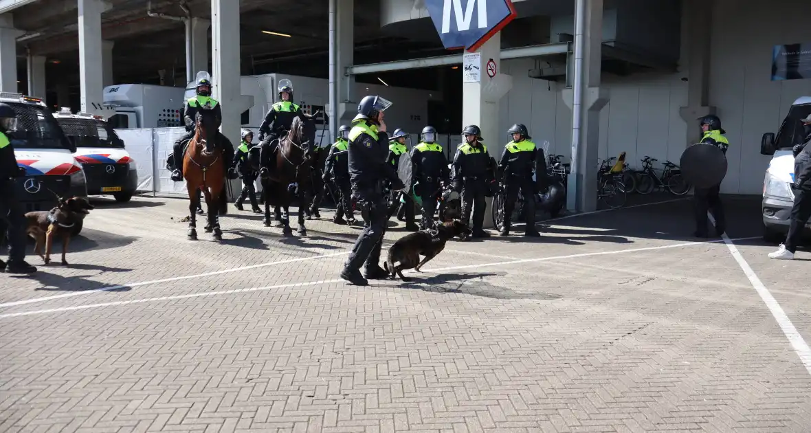 Politie massaal ingezet na onrust rondom voetbalwedstrijd - Foto 3