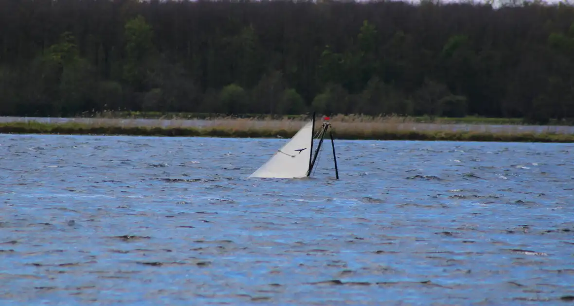 Zeilboot gezonken op Veerse meer - Foto 1