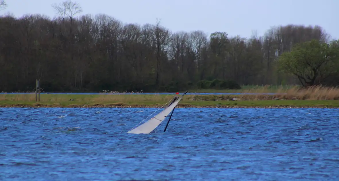 Zeilboot gezonken op Veerse meer - Foto 5