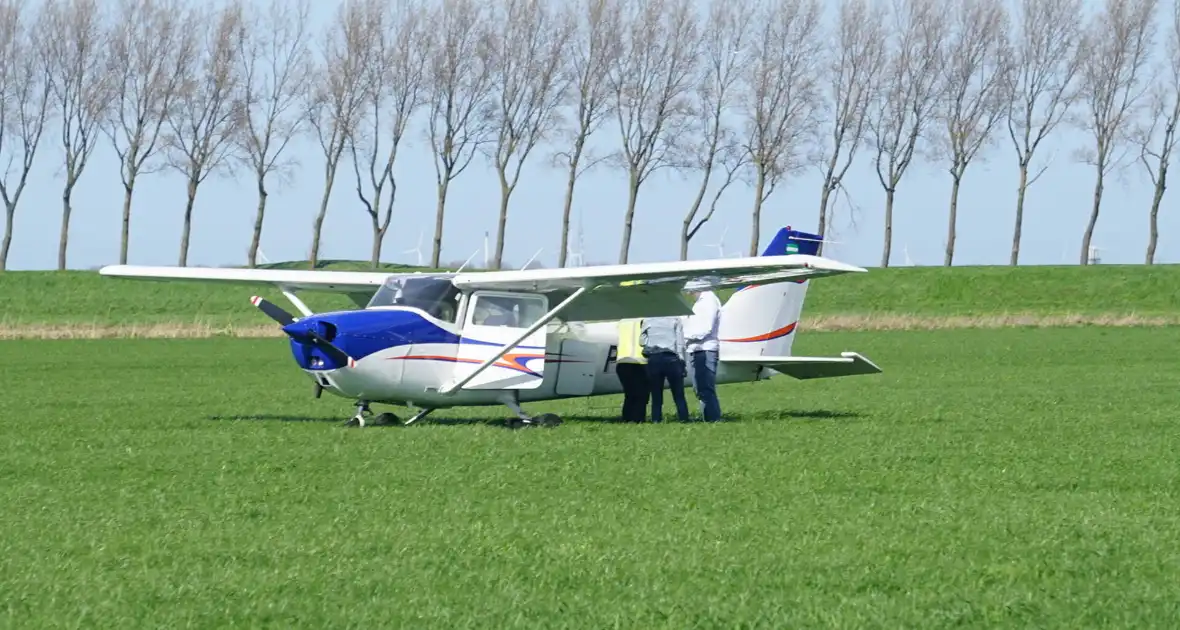 Sportvliegtuig maakt noodlanding in weiland