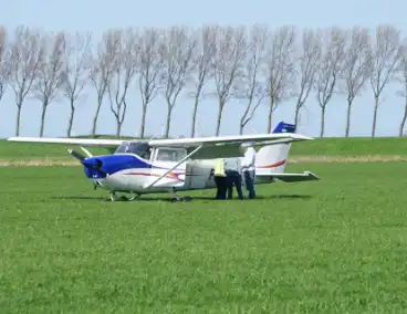 Sportvliegtuig maakt noodlanding in weiland