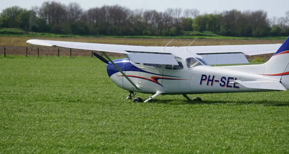 Sportvliegtuig maakt noodlanding in weiland - Foto 15