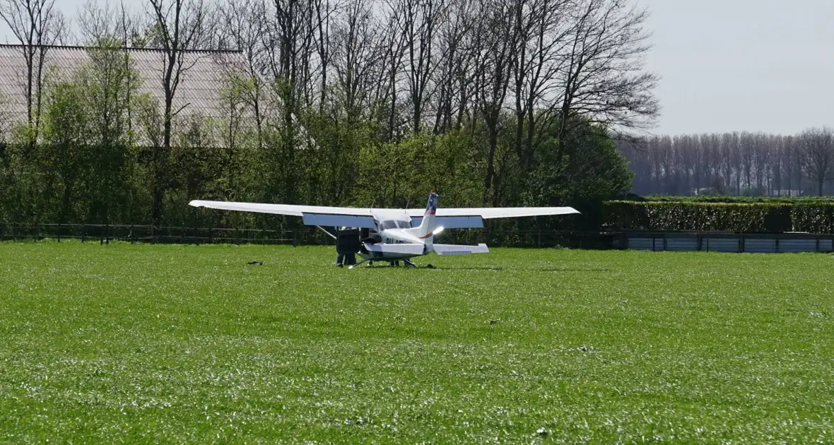Sportvliegtuig maakt noodlanding in weiland - Foto 5