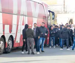 Ajax-aanhangers wachten spelersbus op na vernedering in Rotterdam