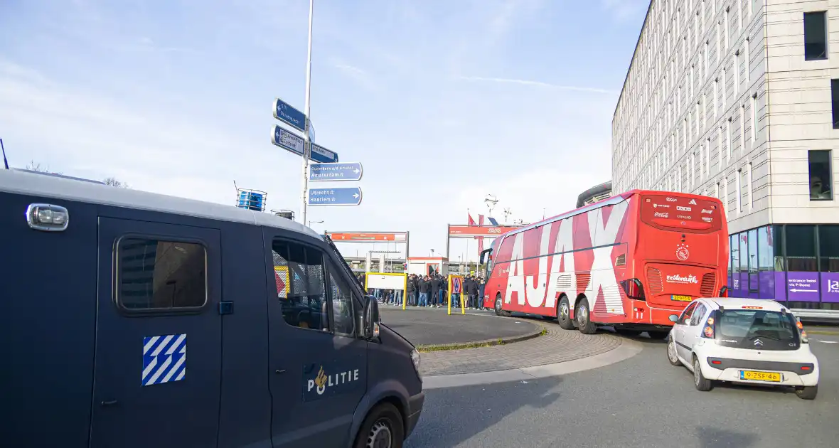 Ajax-aanhangers wachten spelersbus op na vernedering in Rotterdam - Foto 1