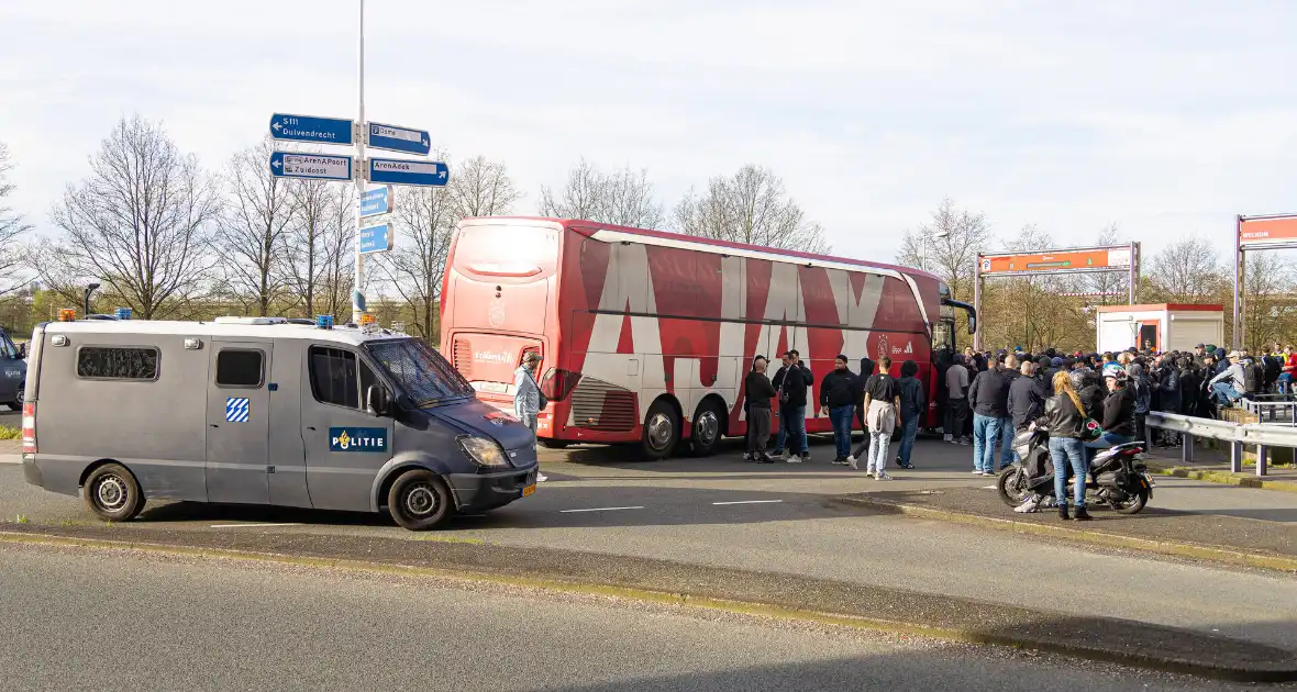 Ajax-aanhangers wachten spelersbus op na vernedering in Rotterdam - Foto 10