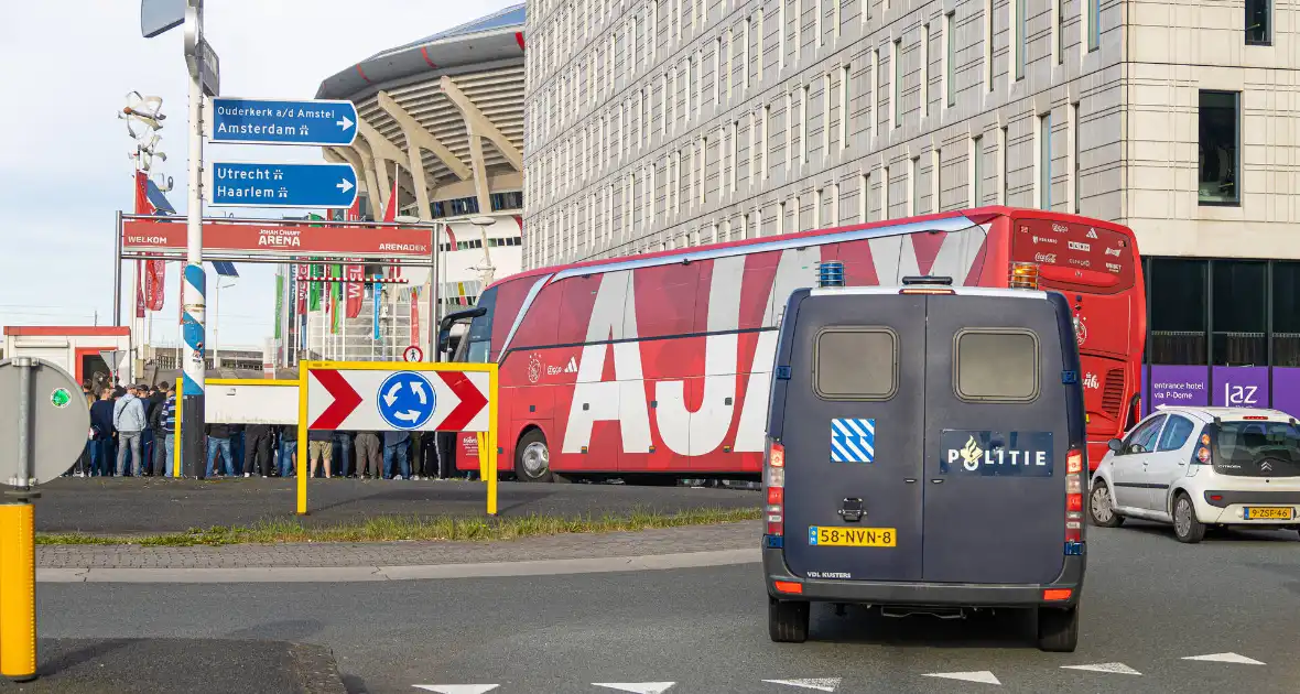 Ajax-aanhangers wachten spelersbus op na vernedering in Rotterdam - Foto 2
