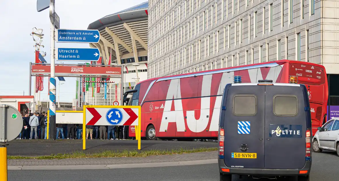 Ajax-aanhangers wachten spelersbus op na vernedering in Rotterdam - Foto 3