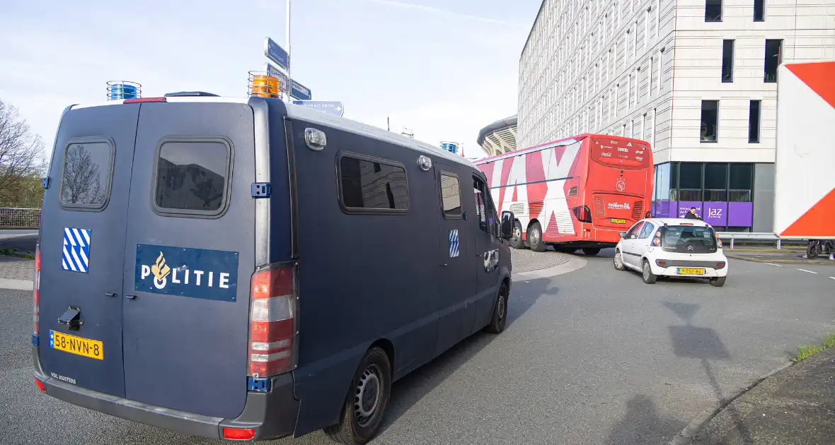 Ajax-aanhangers wachten spelersbus op na vernedering in Rotterdam - Foto 4
