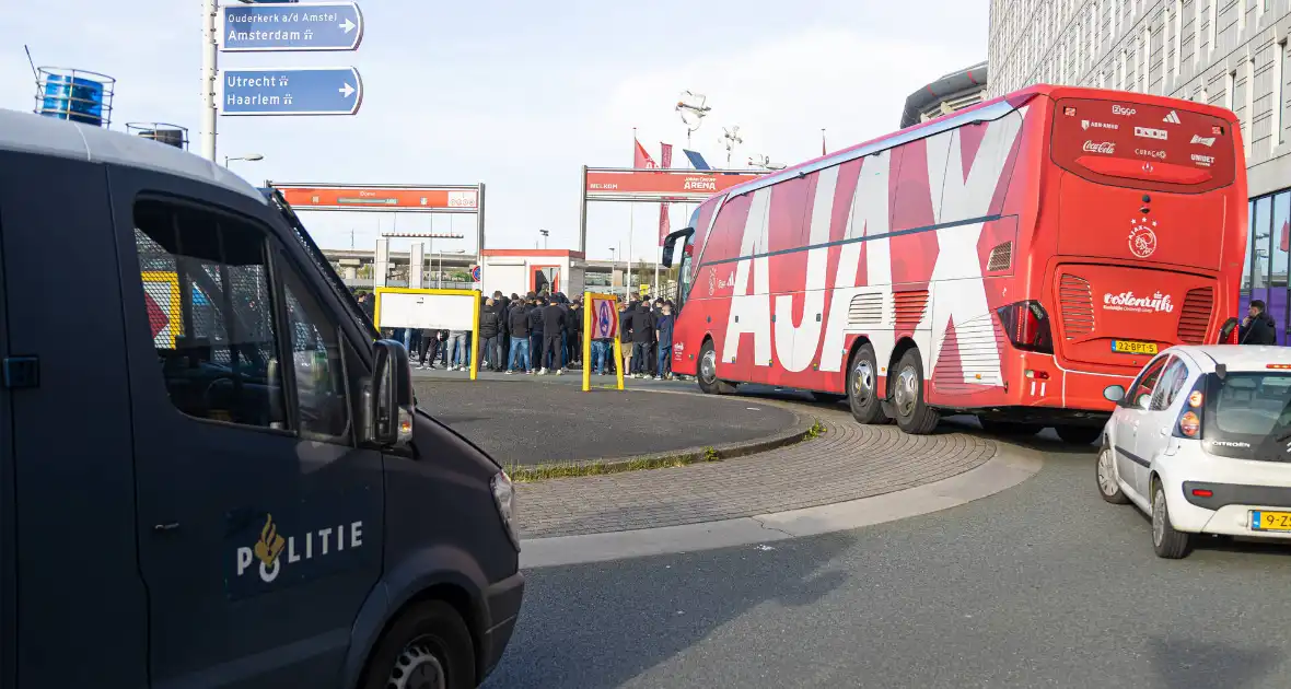 Ajax-aanhangers wachten spelersbus op na vernedering in Rotterdam - Foto 5