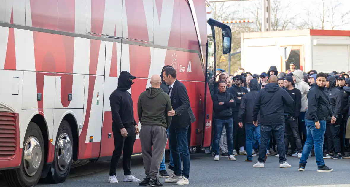Ajax-aanhangers wachten spelersbus op na vernedering in Rotterdam - Foto 7