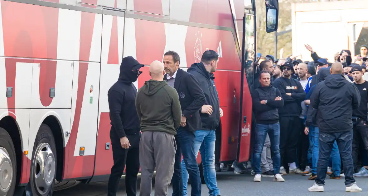 Ajax-aanhangers wachten spelersbus op na vernedering in Rotterdam - Foto 8