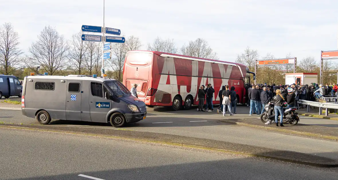 Ajax-aanhangers wachten spelersbus op na vernedering in Rotterdam - Foto 9