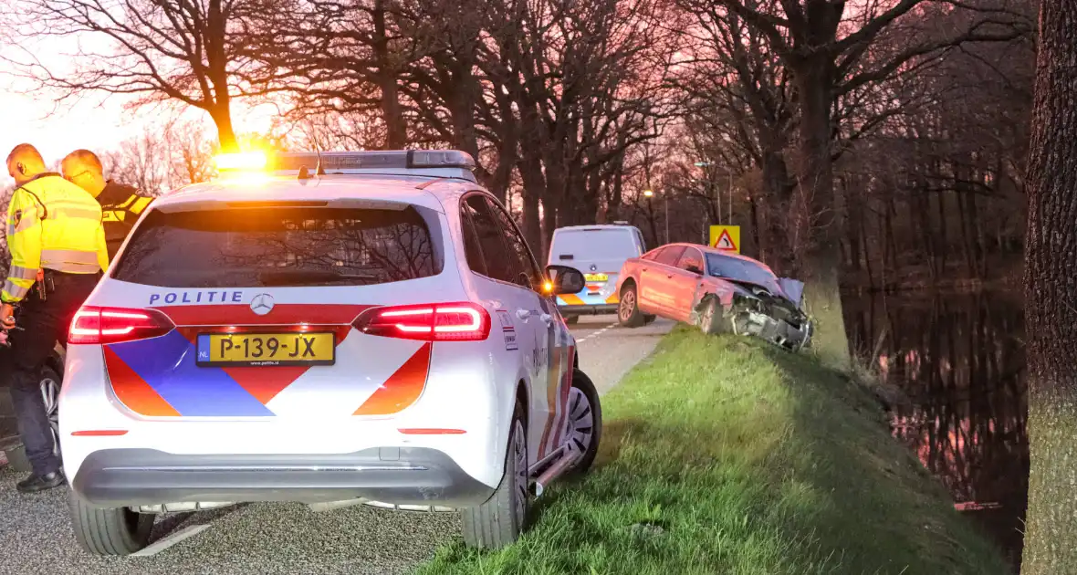 Bestuurder gewond bij botsing op boom