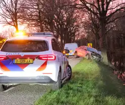 Bestuurder gewond bij botsing op boom