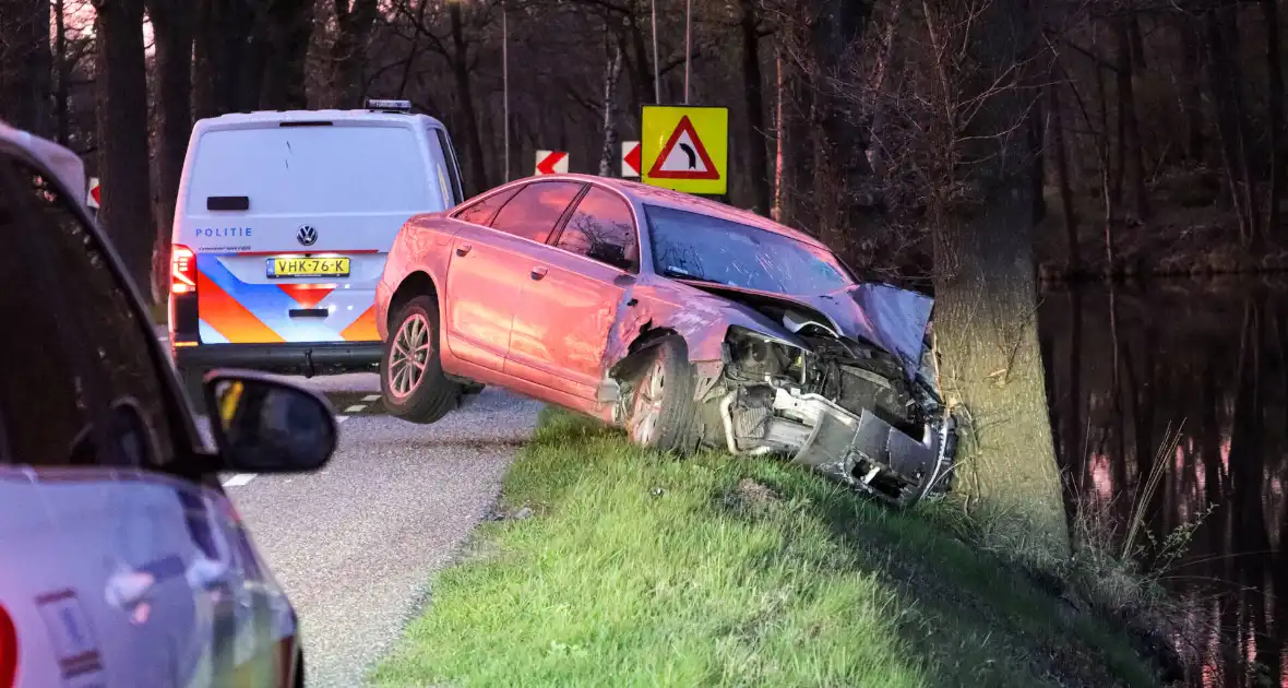 Bestuurder gewond bij botsing op boom - Foto 1