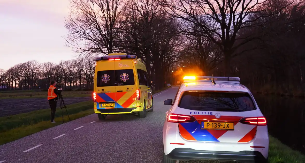 Bestuurder gewond bij botsing op boom - Foto 2