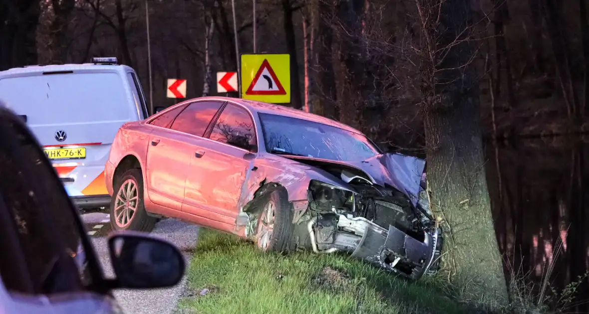 Bestuurder gewond bij botsing op boom - Foto 3