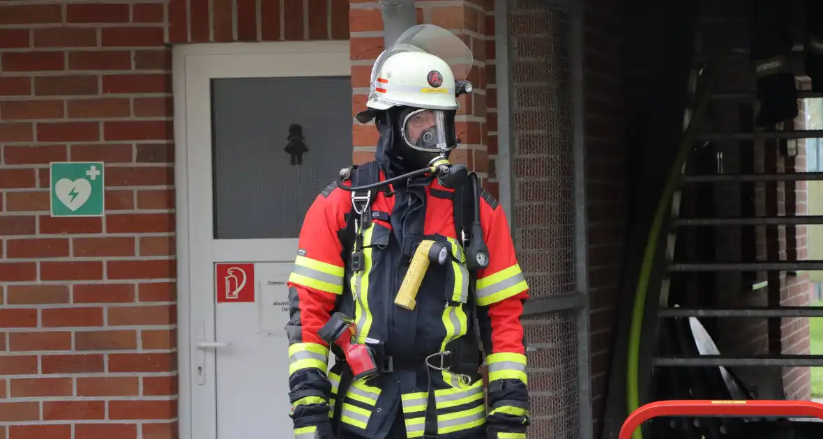 Duitse en Nederlandse brandweer blussen brand bij Voetbalvereniging - Foto 2