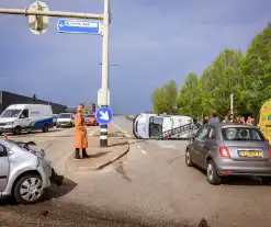 Bestelbus belandt op zijn kant bij botsing