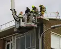 Brand op dak van flatgebouw