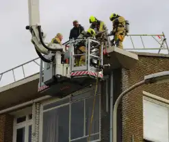 Brand op dak van flatgebouw