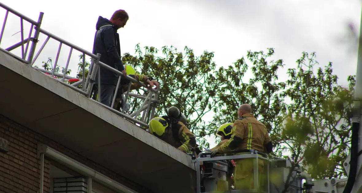 Brand op dak van flatgebouw - Foto 10