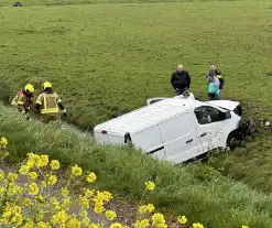 Bestelbus rijdt van dijk af