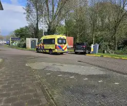 Taxi botst tegen paal bij benzinestation