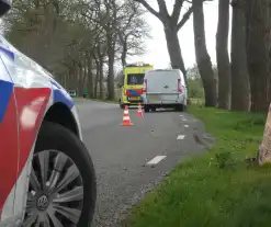 Gewonden nadat bestelbus tegen boom rijdt