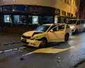 Automobilist klapt achterop stilstaande auto
