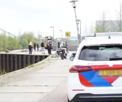 Grote inzet van hulpdiensten nadat auto te water raakt