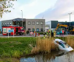 Veel hulpdiensten voor te water geraakte auto