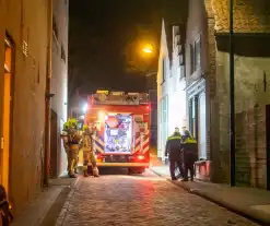 Man met verward gedrag steekt woning in brand