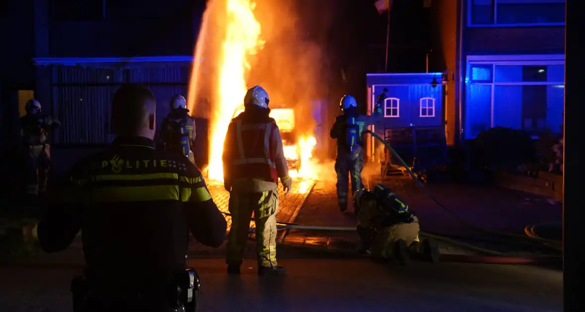 Busje volledig afgebrand door brand