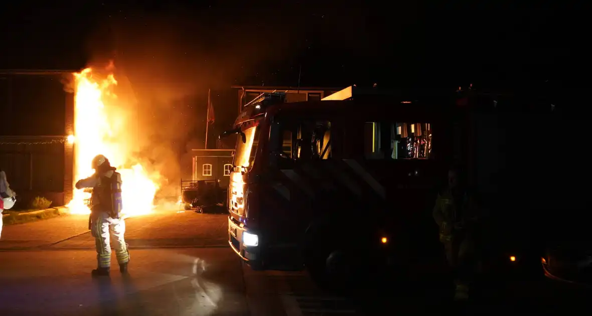 Busje volledig afgebrand door brand - Foto 1