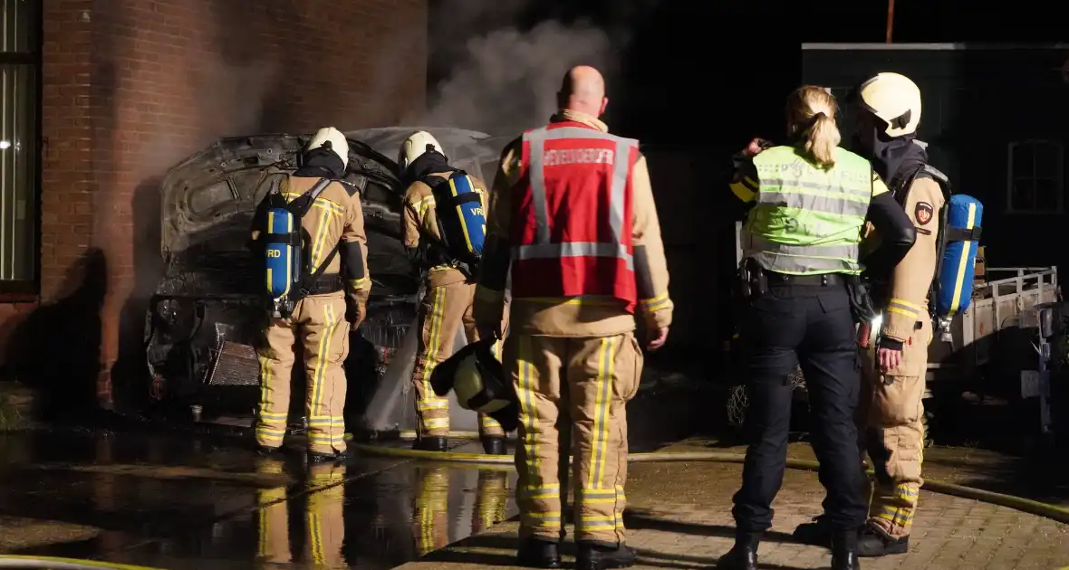 Busje volledig afgebrand door brand - Foto 2