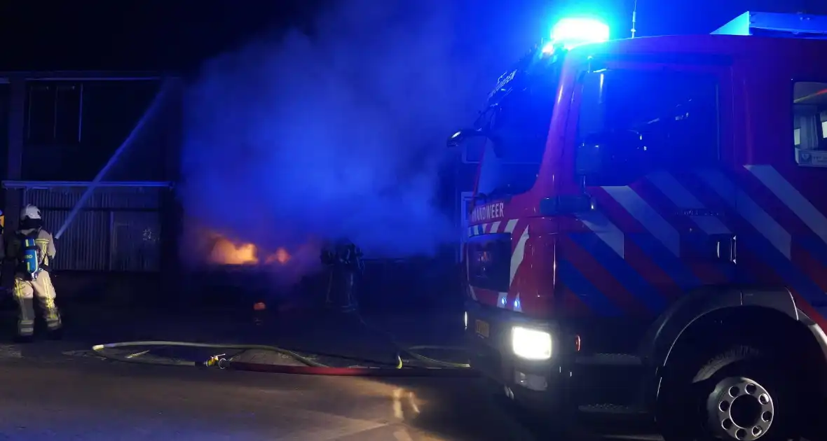 Busje volledig afgebrand door brand - Foto 3