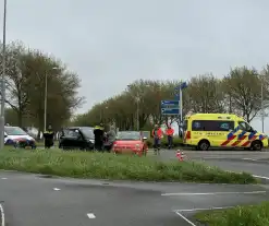 Twee voertuigen botsen op rotonde