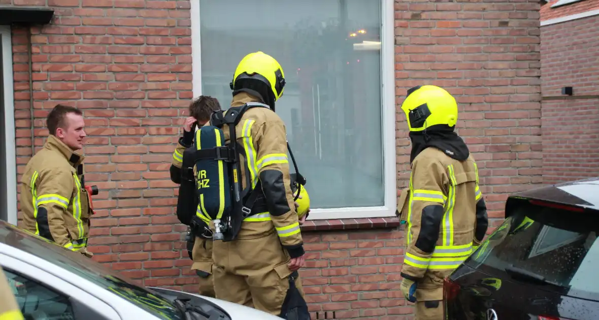 Brandweer onderzoekt brandlucht in woning - Foto 2