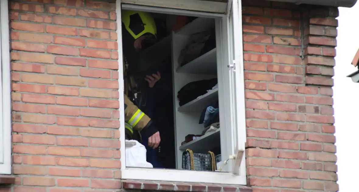 Brandweer onderzoekt brandlucht in woning - Foto 4