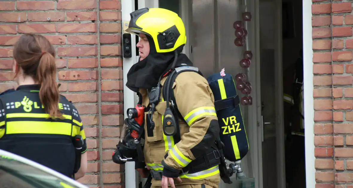 Brandweer onderzoekt brandlucht in woning - Foto 6
