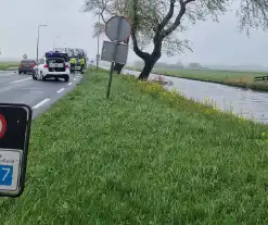 Camper raakt van de weg belandt in het water