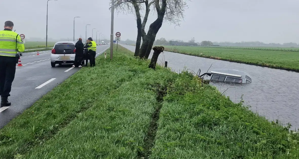 Camper raakt van de weg belandt in het water - Foto 2