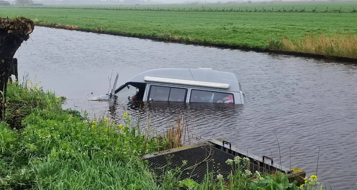 Camper raakt van de weg belandt in het water - Foto 3