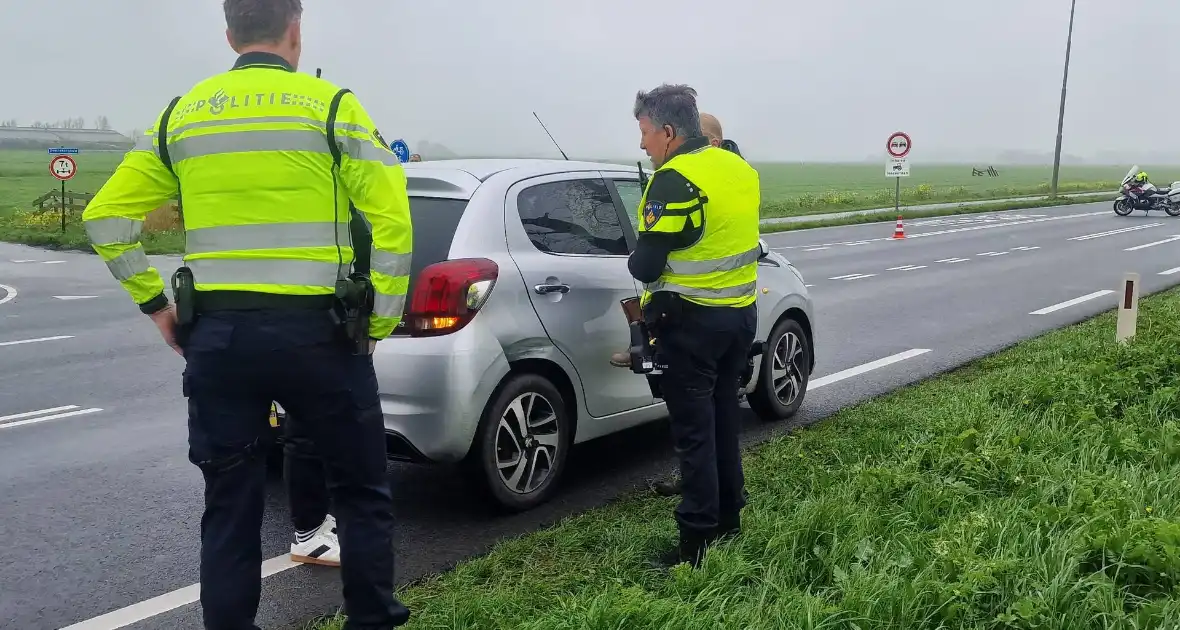 Camper raakt van de weg belandt in het water - Foto 4