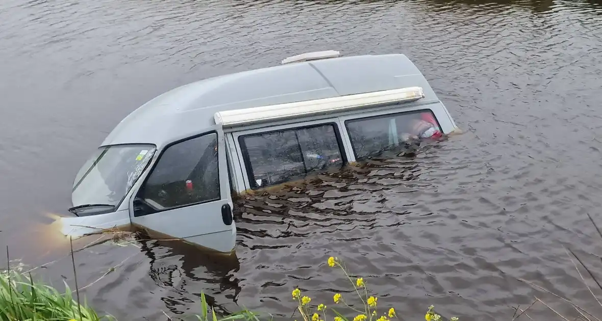 Camper raakt van de weg belandt in het water - Foto 5