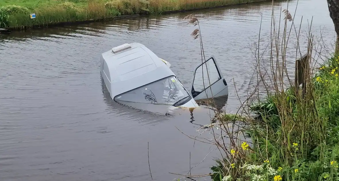 Camper raakt van de weg belandt in het water - Foto 6