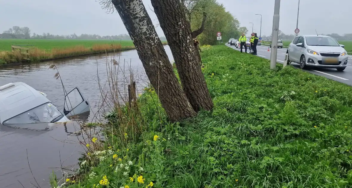 Camper raakt van de weg belandt in het water - Foto 7